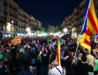 Χιλιάδες Καταλανοί πανηγυρίζουν την πρώτη ημέρα της «Δημοκρατίας της Καταλονίας»